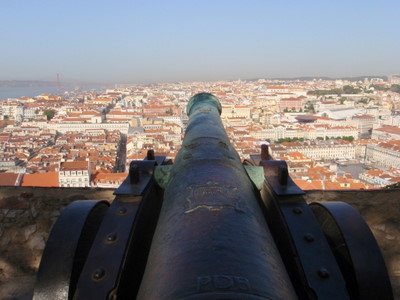 Castle of S&atilde;o Jorge, canon view.